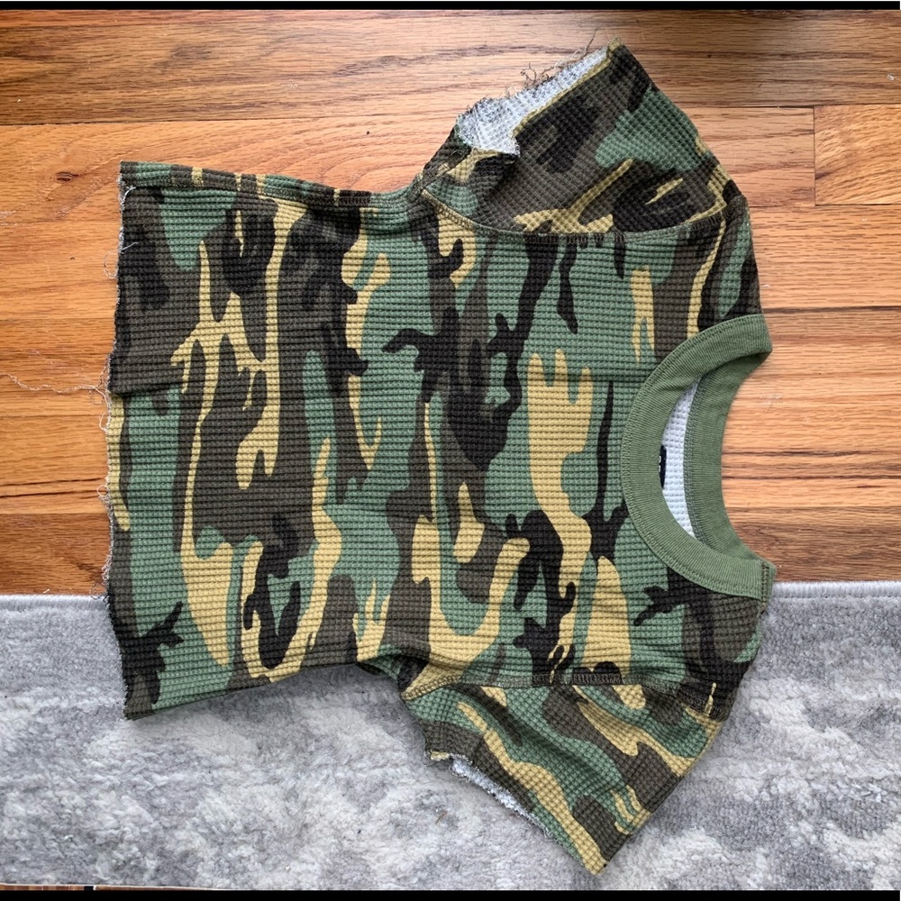 URBAN OUTFITTERS CAMO FITTED CROP TOP